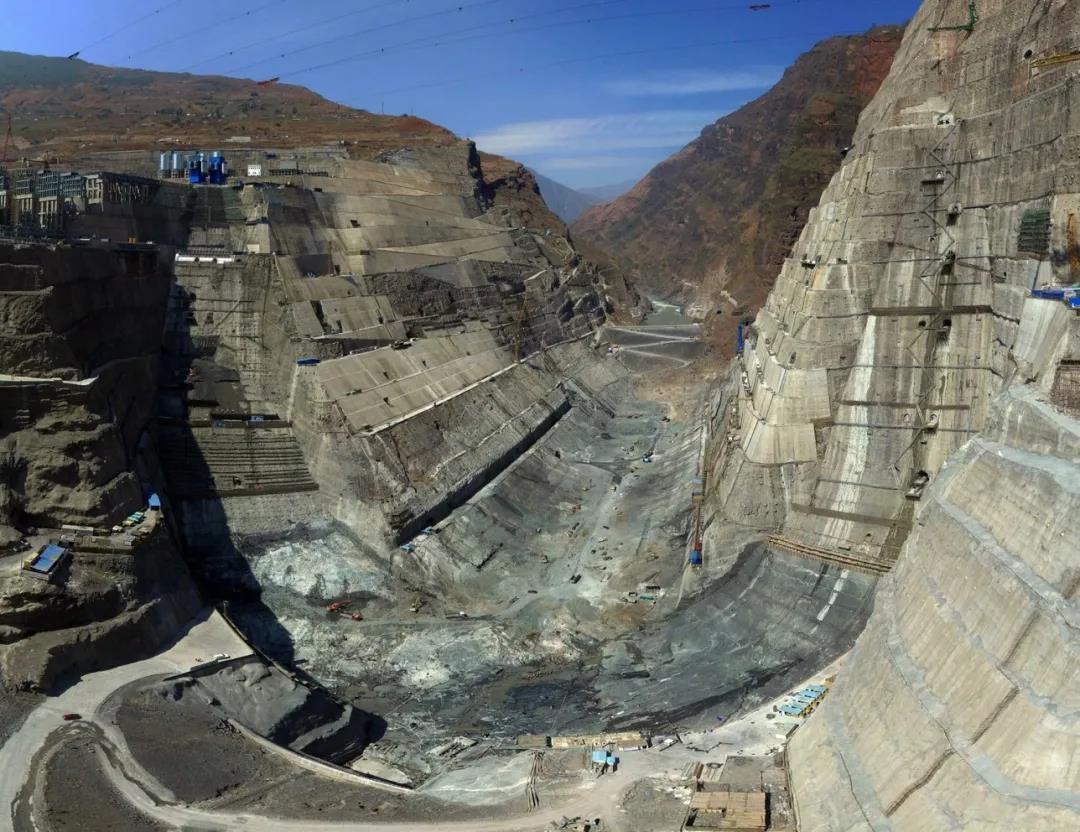 面对国内外首次采用柱状节理玄武岩作为坝基基础的特高拱坝,白鹤滩