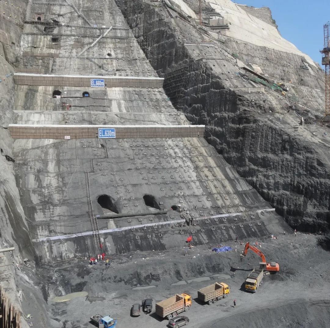 白鹤滩大坝坝肩槽建基面开挖整体俯视图白鹤滩坝肩槽预裂爆破半孔保留